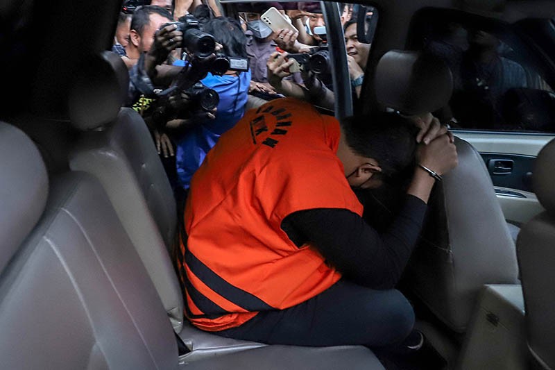 Bupati Sidoarjo Ahmad Muhdlor Ali Tertunduk Masuk Mobil Tahanan KPK - Bagian 2