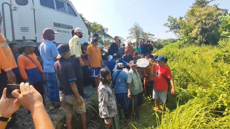 Mobil Toyota Kijang Ringsek Dihantam Kereta di Pasuruan, 3 Orang Tewas 4 Kritis