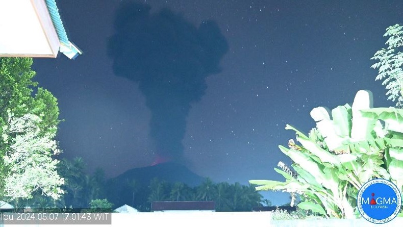 title Erupsi Gunung Ibu di Halmahera Barat Malut, Tinggi Kolom Abu 2.000 Meter di Atas Puncak Erupsi Gunung Ibu di Halmahera Barat Malut, Tinggi Kolom Abu 2.000 Meter di Atas Puncak