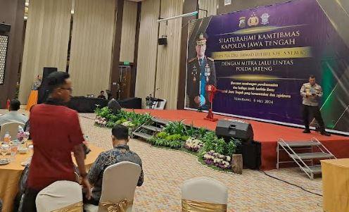 title Momen Kapolda Jateng Hentikan Pidato karena Ditelepon Mensesneg: Penting! Momen Kapolda Jateng Hentikan Pidato karena Ditelepon Mensesneg: Penting!