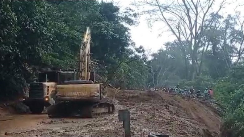 Tertimbun Longsor di Padang, 2 Pengendara Motor Dievakuasi Selamat