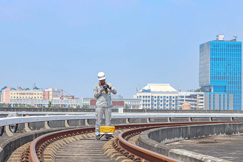 Perawatan Rel Kereta LRT Jakarta - Bagian 4