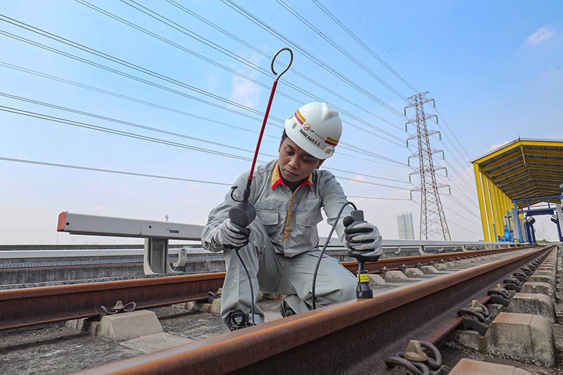 Perawatan Rel Kereta LRT Jakarta - Bagian 1