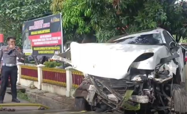 Penampakan Porsche Ringsek hingga Nyangkut Pagar Kantor Polisi di Medan