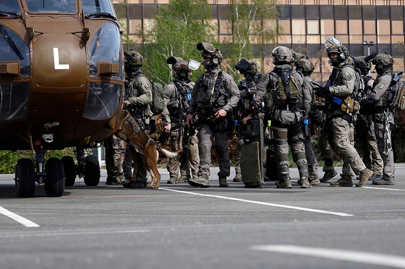 Serangan Kilat Pasukan Elite Prancis GIGN Lumpuhkan Teroris - Bagian 3