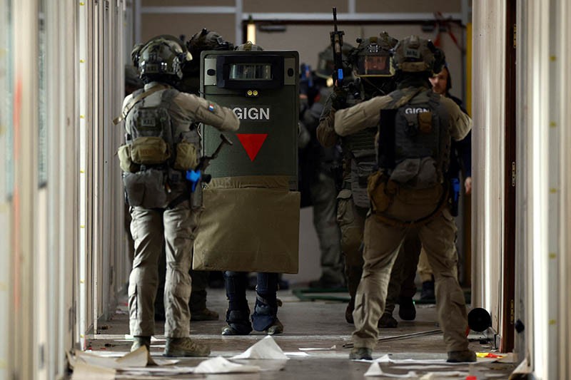 Serangan Kilat Pasukan Elite Prancis GIGN Lumpuhkan Teroris - Bagian 4