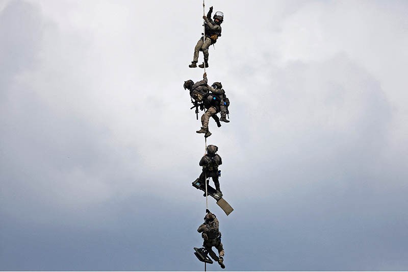 Serangan Kilat Pasukan Elite Prancis GIGN Lumpuhkan Teroris - Bagian 1