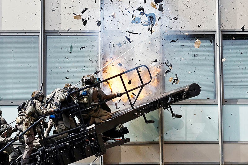 Serangan Kilat Pasukan Elite Prancis GIGN Lumpuhkan Teroris - Bagian 5