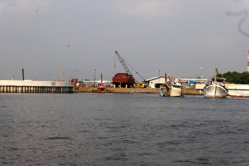 Galangan Kapal Bertengger pada Proyek Tanggul Laut Jakarta di Pantai Dadap - Bagian 1