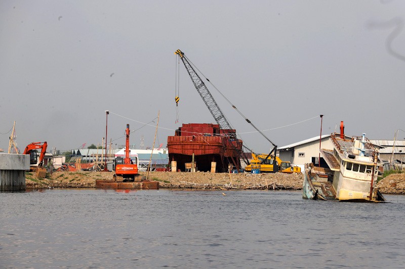 Galangan Kapal Bertengger pada Proyek Tanggul Laut Jakarta di Pantai Dadap - Bagian 2
