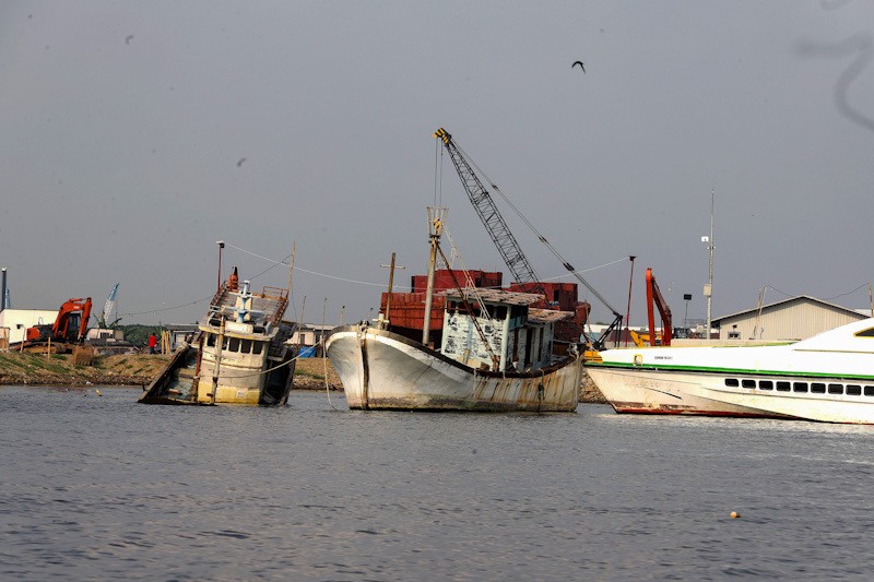 Galangan Kapal Bertengger pada Proyek Tanggul Laut Jakarta di Pantai Dadap - Bagian 3