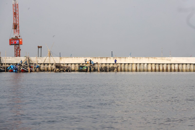 Galangan Kapal Bertengger pada Proyek Tanggul Laut Jakarta di Pantai Dadap - Bagian 4