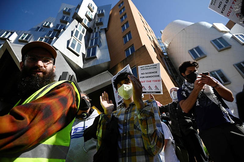 Mahasiswa MIT AS Pro-Palestina Menuntut Investasi ke Israel Dicabut - Bagian 3