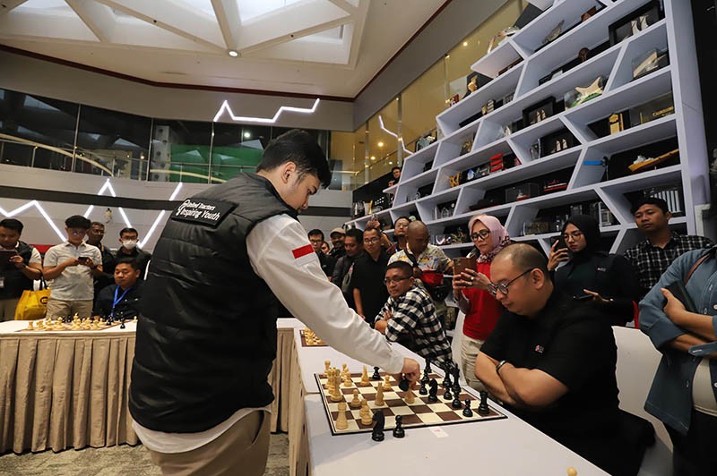 Grand Master Novendra Tekuk 10 Pecatur di Capital Market Chess Competition IDX Channel - Bagian 1