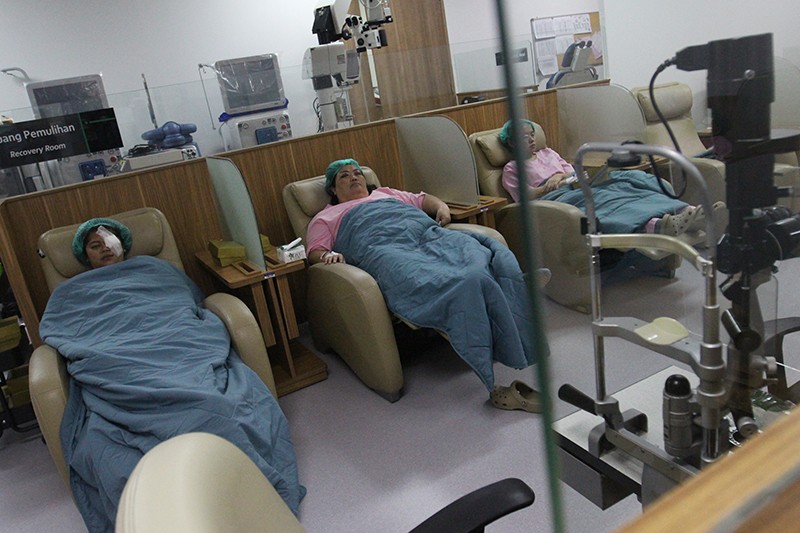 Pertama di Indonesia, JEC Berikan Tindakan Operasi Kelopak Mata Gratis - Bagian 5