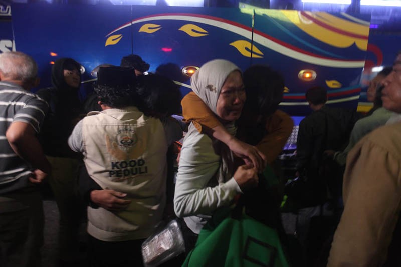 Tangis Keluarga Pecah saat Rombongan Selamat Siswa SMK Lingga Kencana Depok Tiba  - Bagian 1