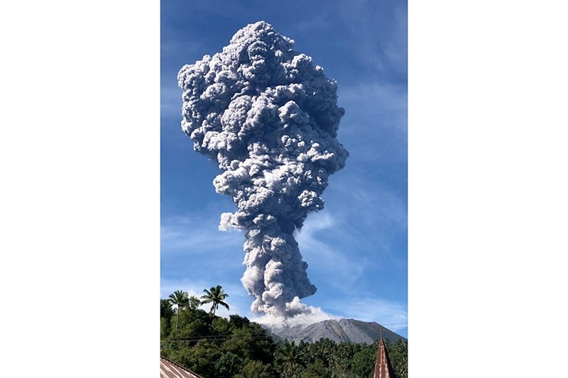 Gunung Ibu Erupsi, Tinggi Letusan Mencapai 5.000 Meter - Bagian 2
