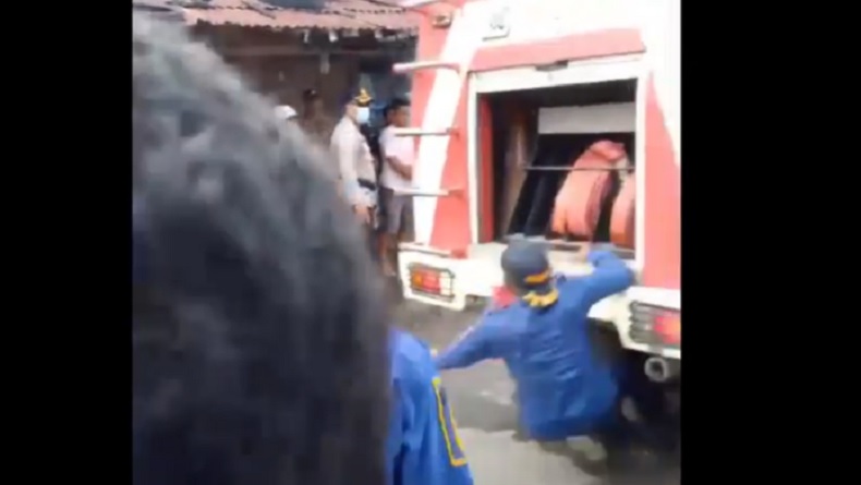 Kronologi Petugas Damkar Terlindas Mobil Pemadam di Tegal, Patah Tulang