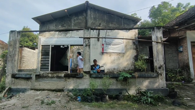 title Kisah Pilu Anak di Kediri, Tak Bisa Sekolah karena Merawat Kedua Orang Tuanya yang Sakit Kisah Pilu Anak di Kediri, Tak Bisa Sekolah karena Merawat Kedua Orang Tuanya yang Sakit