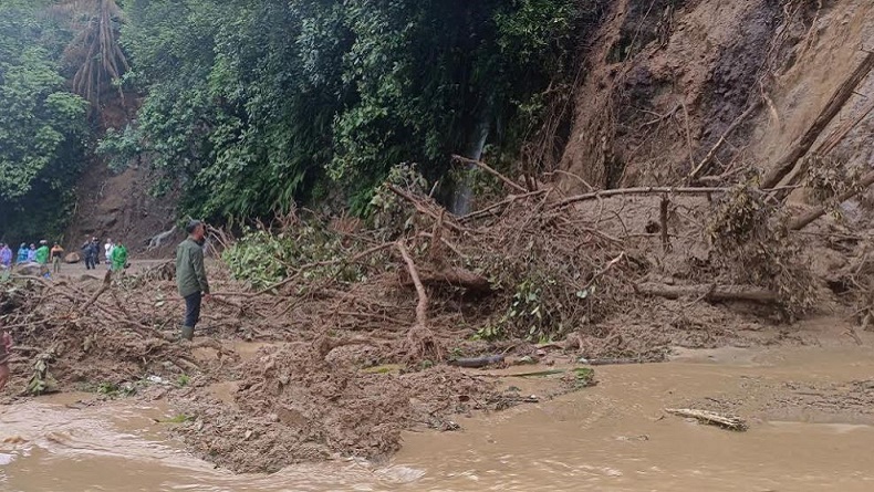 Longsor di Sitinjau Lauik Seret 2 Mobil ke Jurang, Gubernur Sumbar Nyaris Jadi Korban