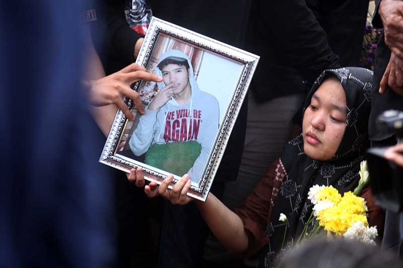 Suasana Haru Pemakaman Pelajar SMK Lingga Kencana Depok, Makam Berdampingan - Bagian 6