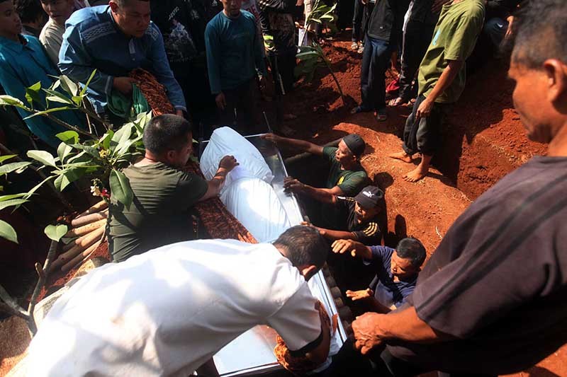 Suasana Haru Pemakaman Pelajar SMK Lingga Kencana Depok, Makam Berdampingan - Bagian 3