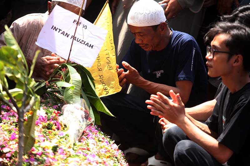 Suasana Haru Pemakaman Pelajar SMK Lingga Kencana Depok, Makam Berdampingan - Bagian 5