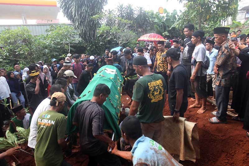 Suasana Haru Pemakaman Pelajar SMK Lingga Kencana Depok, Makam Berdampingan - Bagian 2
