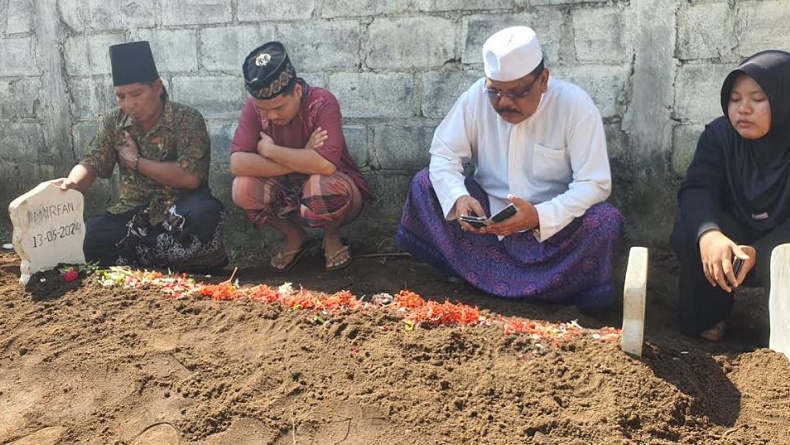 Pilu, Ibu-Anak Korban Fortuner Masuk Jurang di Gunung Bromo Dimakamkan Berdampingan