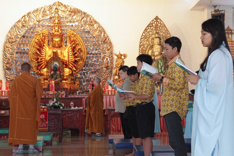 Ritual Upacara Pemandian Patung Buddha di Vihara Mahavira Graha Semarang - Bagian 5