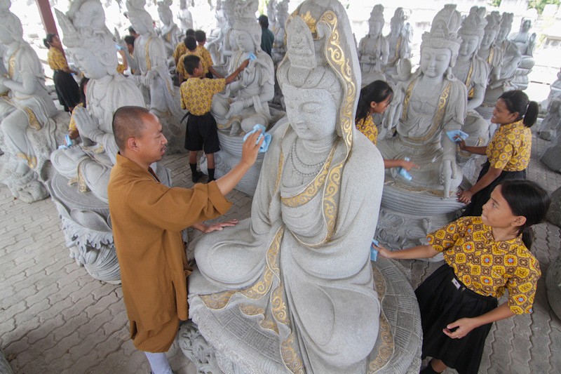Ritual Upacara Pemandian Patung Buddha di Vihara Mahavira Graha Semarang - Bagian 2
