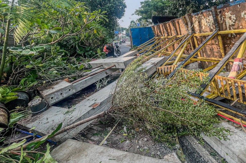 Truk Terguling Menutup Ruas Jalan Kebon Jeruk - Bagian 2