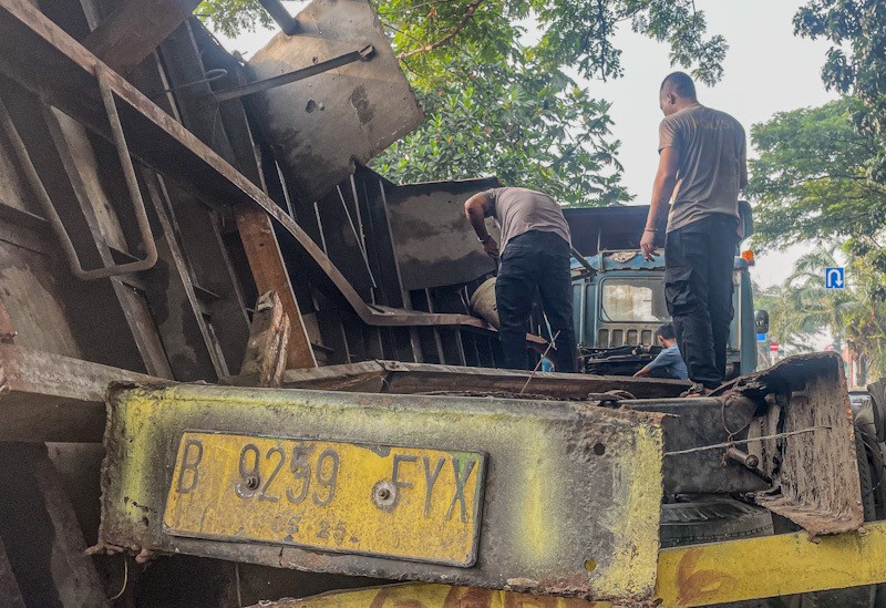 Truk Terguling Menutup Ruas Jalan Kebon Jeruk - Bagian 3