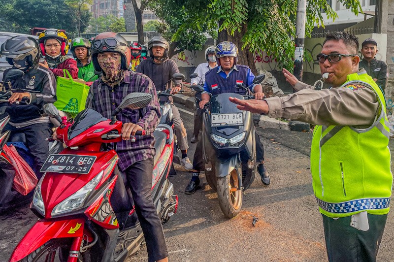 Truk Terguling Menutup Ruas Jalan Kebon Jeruk - Bagian 5