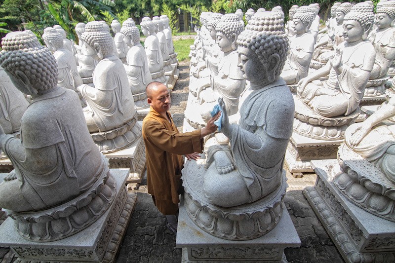 Ritual Upacara Pemandian Patung Buddha di Vihara Mahavira Graha Semarang - Bagian 1