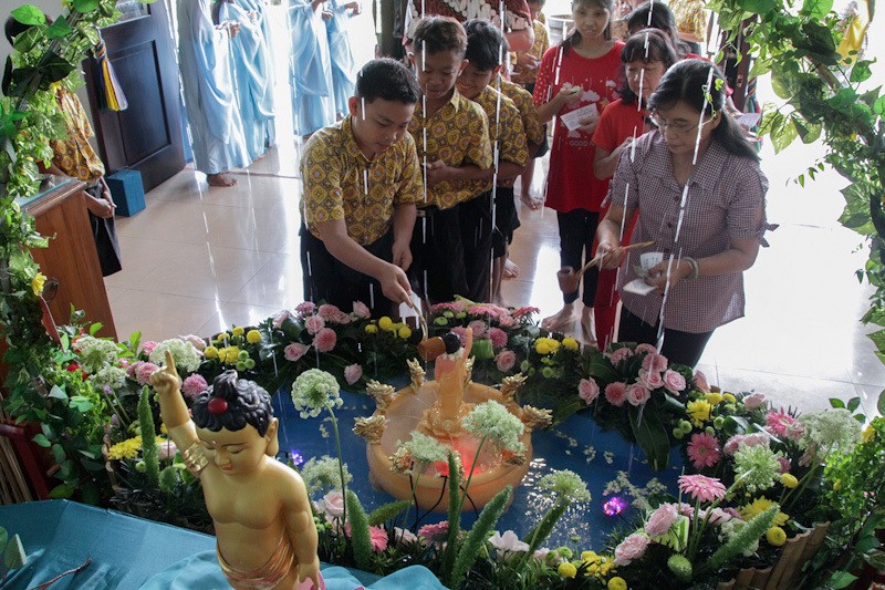 Ritual Upacara Pemandian Patung Buddha di Vihara Mahavira Graha Semarang - Bagian 4