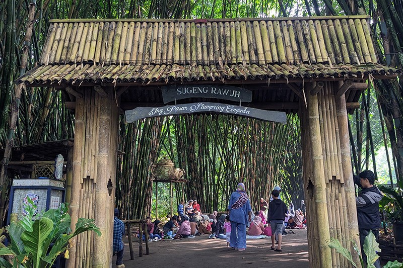 Uniknya Pasar Slumpring Tegal, Belanja Makanan Dibayar dengan Keping Bambu - Bagian 3