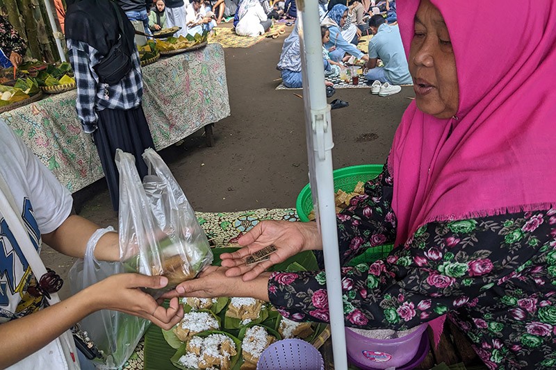 Uniknya Pasar Slumpring Tegal, Belanja Makanan Dibayar dengan Keping Bambu - Bagian 4