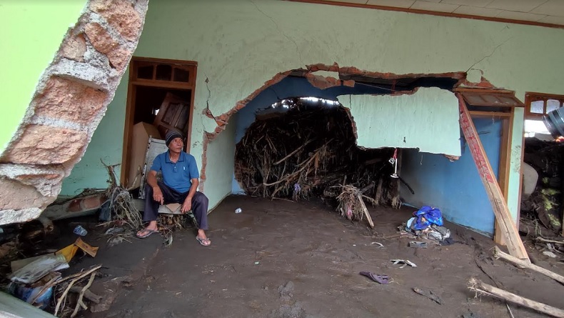 Bikin Merinding, Cerita Ayah Selamatkan Anak dan Cucu dari Terjangan Banjir di Sumbar