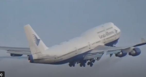 Mesin Keluar Asap, Pesawat Angkut Calon Haji Embarkasi Makassar Kembali ke Bandara Hasanuddin