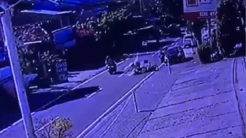 Kecelakaan Pedagang Tahu Keliling dengan Mobil di Mojokerto, Tahu Berceceran di Jalan