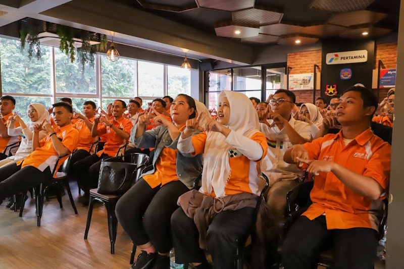 Pelatihan Bahasa Isyarat Indonesia bagi Pekerja SPBU Pertamina - Bagian 1