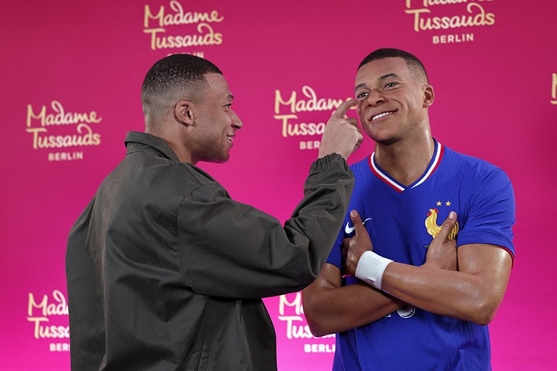 Gaya Kylian Mbappe Pose Bareng Kembarannya - Bagian 2