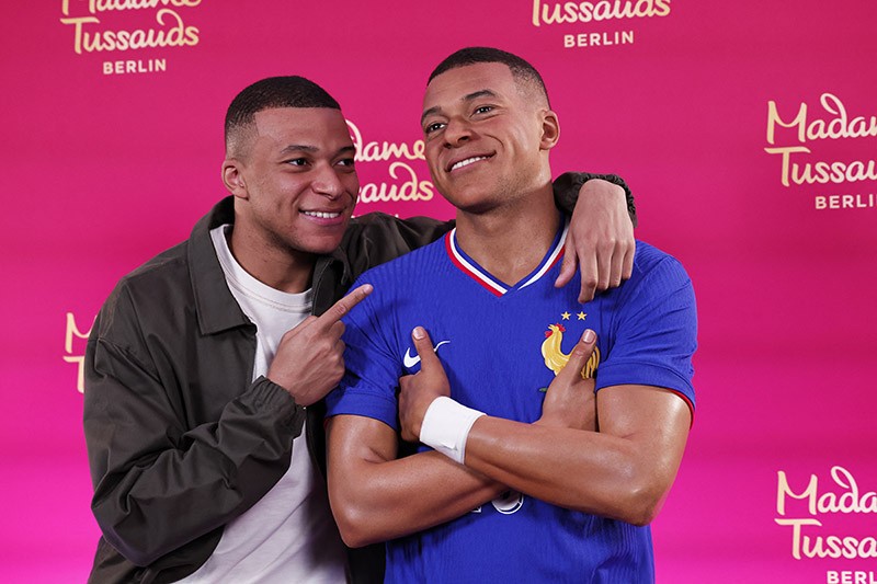Gaya Kylian Mbappe Pose Bareng Kembarannya - Bagian 3
