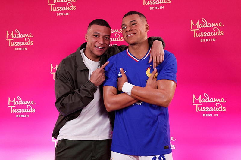 Gaya Kylian Mbappe Pose Bareng Kembarannya - Bagian 1