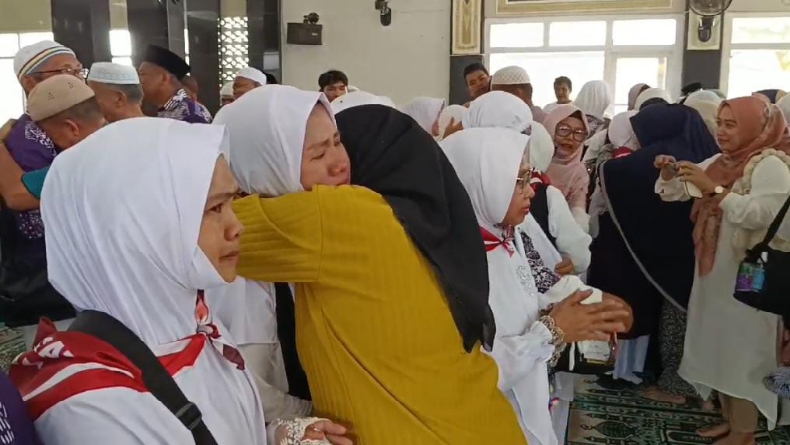 Haji 2024, Isak Tangis Warnai Keberangkatan Calhaj asal Bangka Barat 