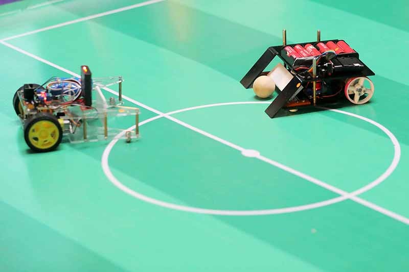 Robot-Robot Adu Kemampuan pada Turnamen Robotik Indonesia 2024 - Bagian 1
