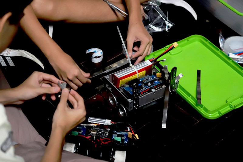 Robot-Robot Adu Kemampuan pada Turnamen Robotik Indonesia 2024 - Bagian 6