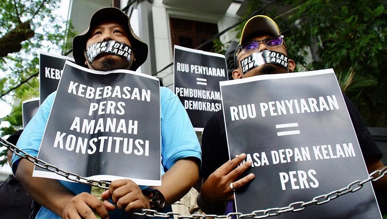 Insan Pers Hingga Aktivis Pro Demokrasi Demo Tolak RUU Penyiaran Di DPR ...