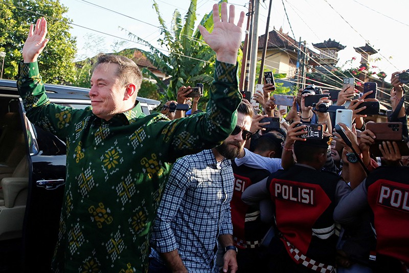 Senyum Elon Musk Tiba di Puskesmas Denpasar untuk Luncurkan Starlink - Bagian 2